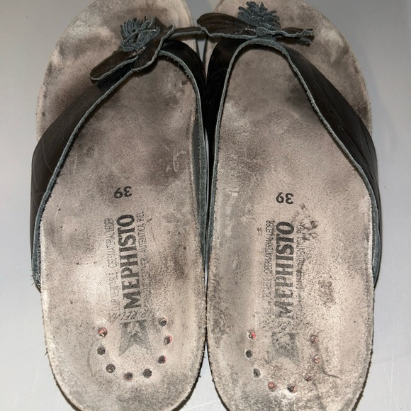 Mephisto Silver Sandals with Metallic Flower Embellishments - Picture 3 of 7